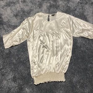 Women’s light cream blouse size 2x Caren Sport. Like new ,no stains